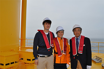 On the deck of the Floating Power Substation “Fukushima Kizuna”(The eldest son of the ambassador, Ambassador Kennedy, Chairman Asada.)